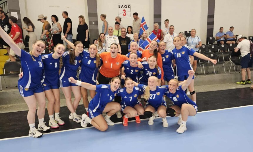 U17 landslið kvenna fagnar sigrinum í dag (HSÍ)